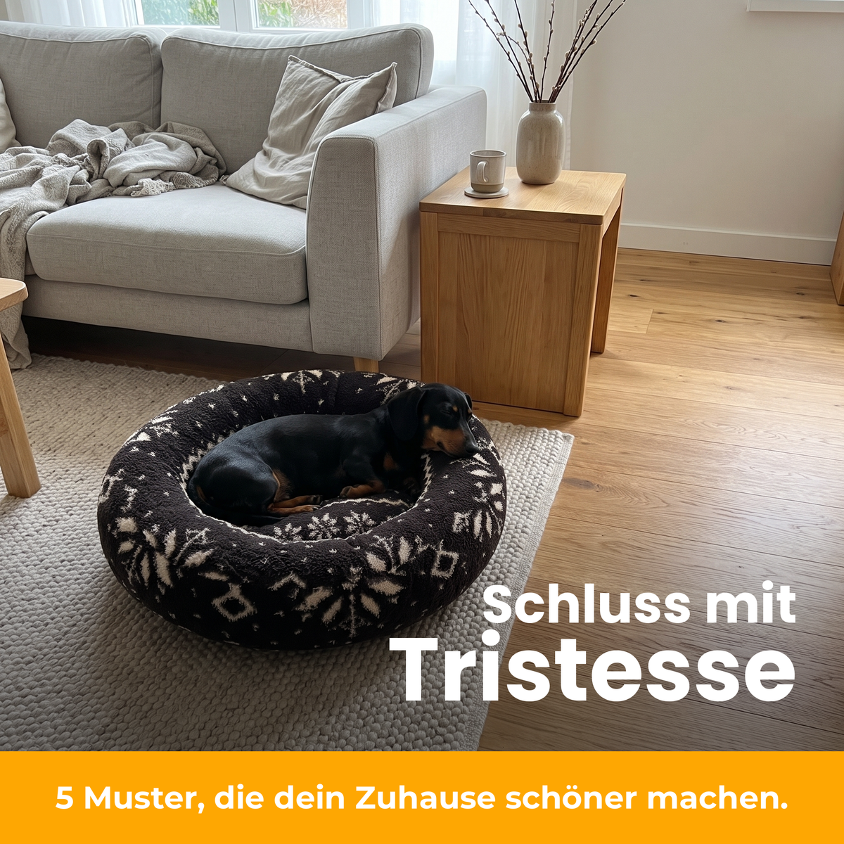 [de] CozyRing – Dackel im schwarzen Schneeflocken-Bett im Wohnzimmer