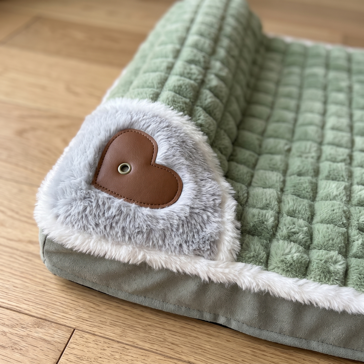 SnugPad Detail: Plüsch mit Karo-Steppung, weißer Rand und Lederherz